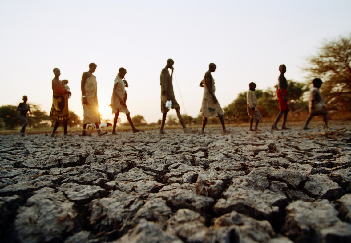 Drought-stricken victims leaving their village in search for water and food. ICRC / Ursula Meissner