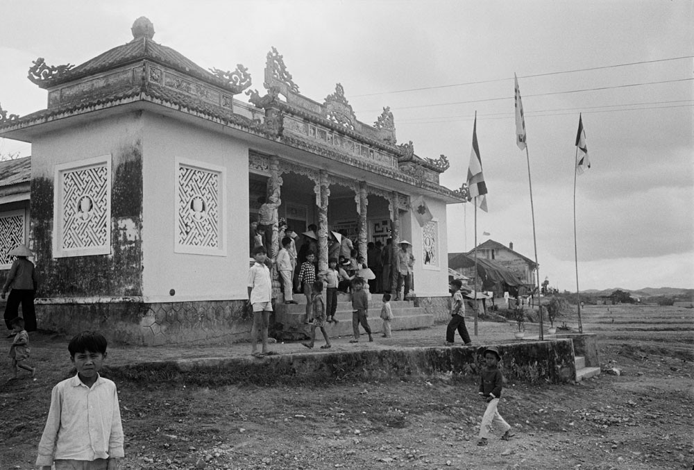 Буддийская пагода, приспособленная под медпункт, рядом с лагерем беженцев в Хюэ, Лонг-Тхао, Вьетнам, 1973 г.