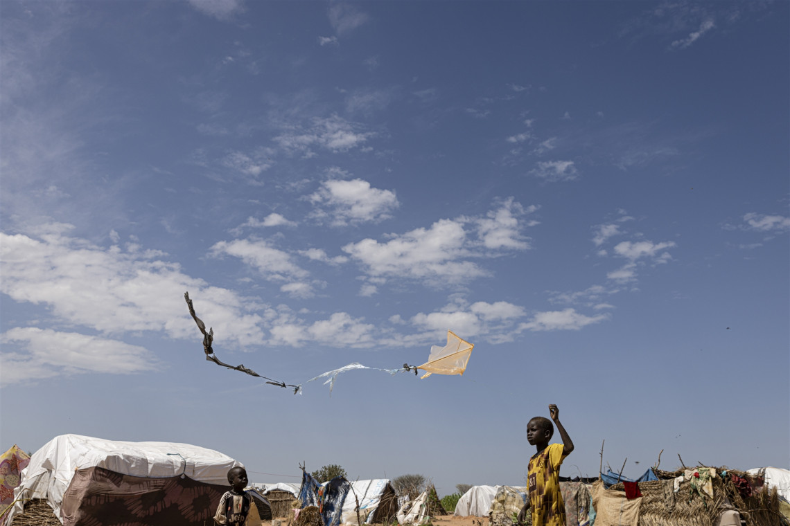 据估计，自4月15日苏丹冲突爆发以来，已有约50万名苏丹难民来到乍得东部。其中约有20万人居住在边境小镇阿德雷，这一数字是该地区原有人口的十倍以上。