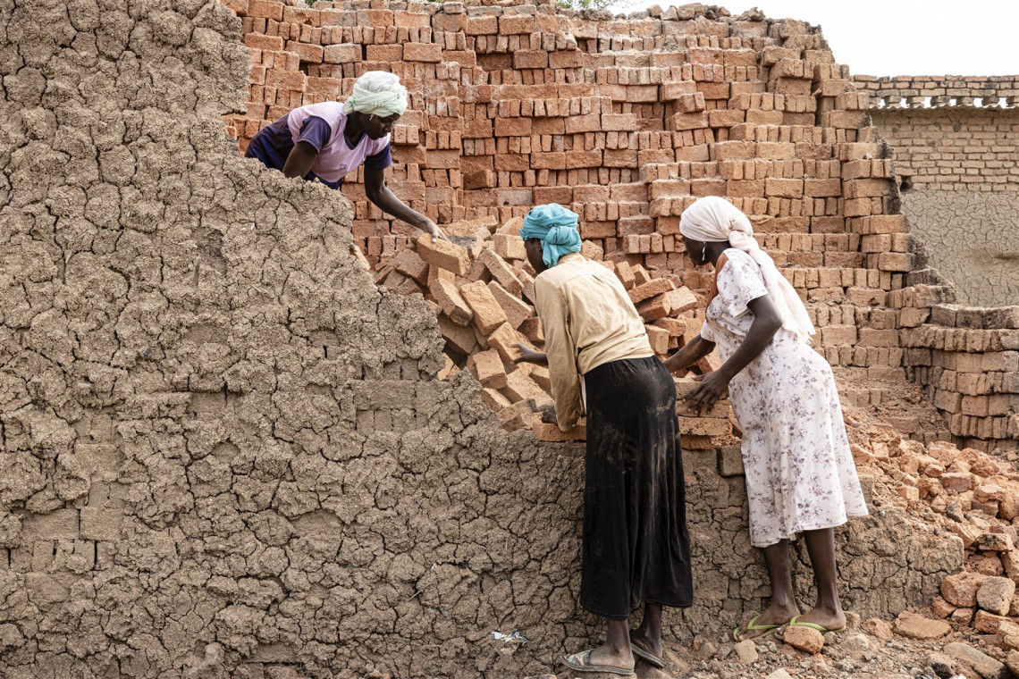 Чтобы выжить, суданские женщины-беженки зачастую работают на стройках или берутся за работу, которой обычно занимались мужчины.