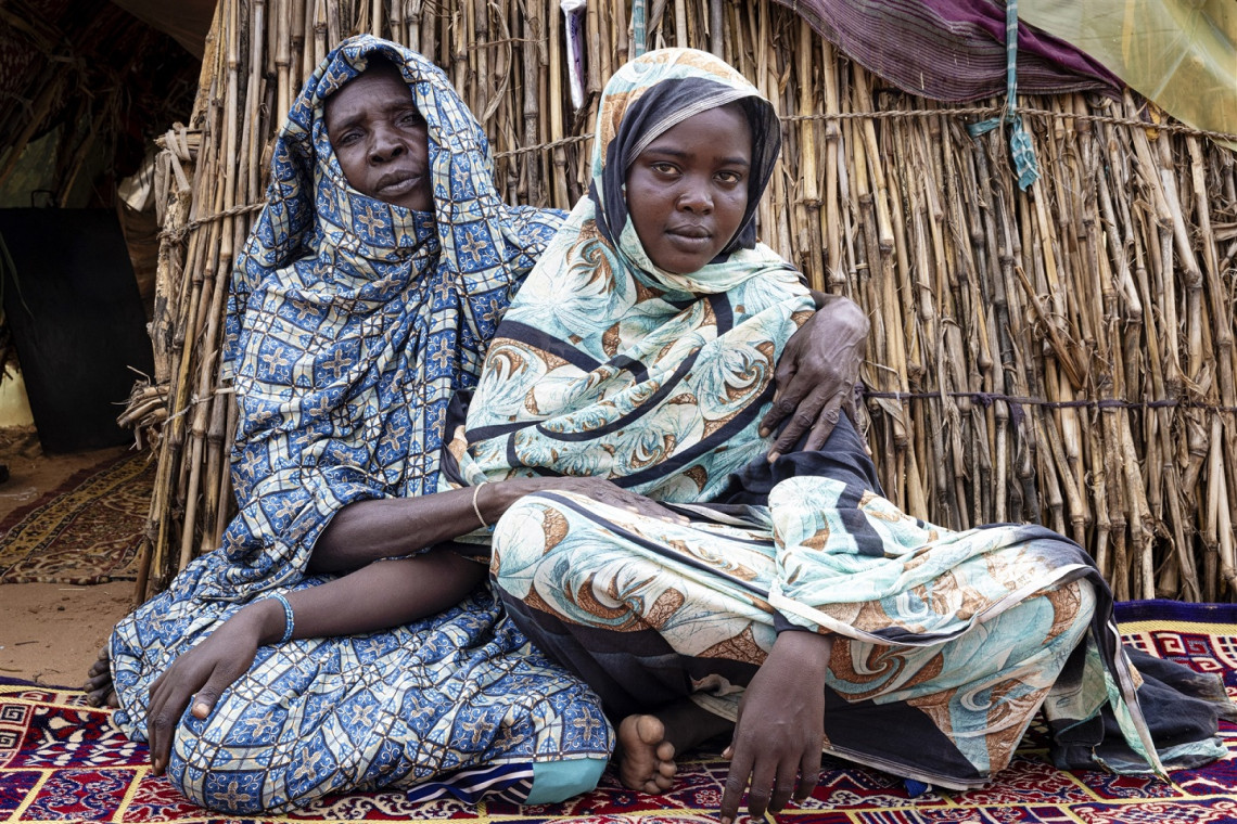 Когда в Дарфуре вспыхнули вооруженные столкновения, Зухал и ее мама Нафиса бросили свой дом и ночью бежали вместе с толпой других людей. В дороге они разлучились, но нашли друг друга уже в лагере беженцев. «Я видела тела людей с перерезанным горлом. Я этого никогда не забуду», – говорит Нафиса.