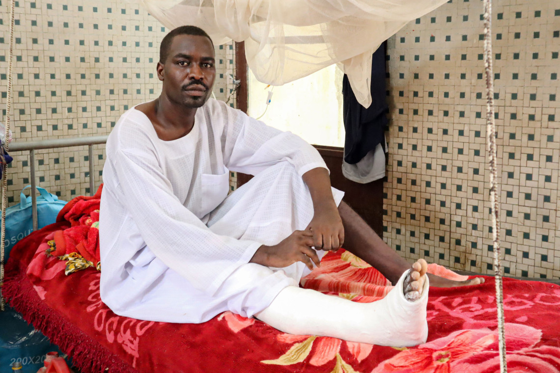 Antes de que estallara la violencia, Abdel Hakim estudiaba geografía en la universidad. Mientras se recupera, señala que, a los 31 años, ha vivido más tiempo en guerra que en tiempos de paz. El conflicto en Darfur comenzó en 2003 y terminó oficialmente en 2020, luego de la firma de un acuerdo de paz.