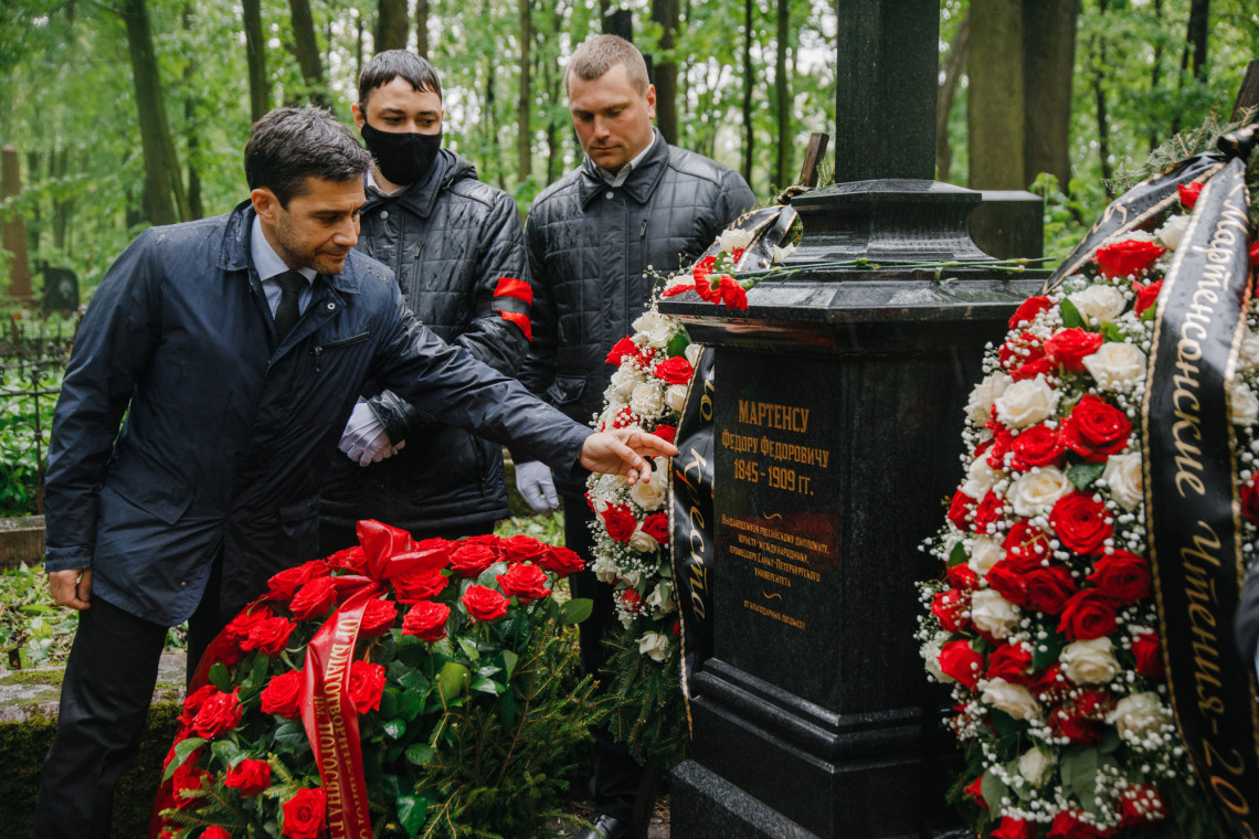 Глава Региональной делегации МККК Ихтияр Асланов возлагает венок на могилу Ф.Ф. Мартенса. Санкт-Петербург, 2021.