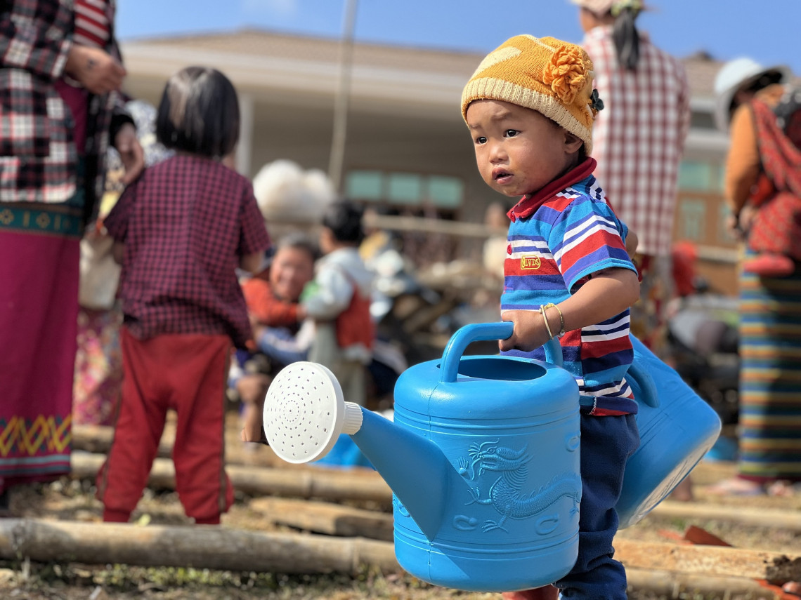 贵概镇加兰贡钱（Kalaing Kone Chan）的一名儿童提着浇水壶。