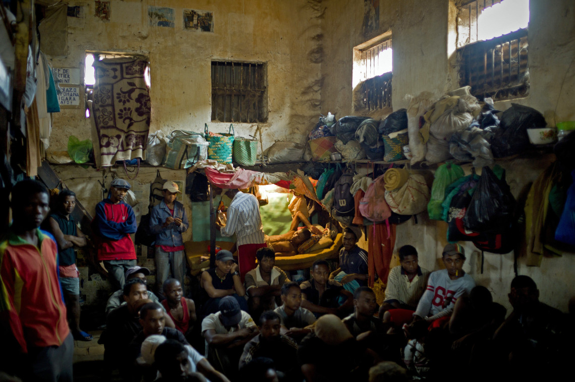Detainees watching TV in Antananarivo central prison, Madagascar (2012). Overcrowding in places of detention is a recurring problem in many countries. When capacity is exceeded, the dignity and well-being of detainees are threatened, particularly in terms of their physical and psychological health. Overcrowding also makes it difficult to maintain the safety of inmates and prison staff. 