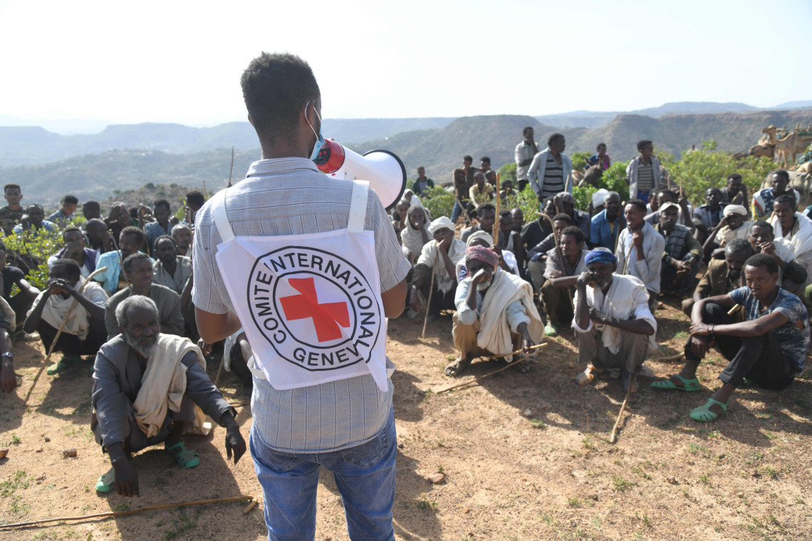 提格雷州，在种子和肥料派发行动开始前，一名红十字国际委员会工作人员向当地社区民众进行讲解。