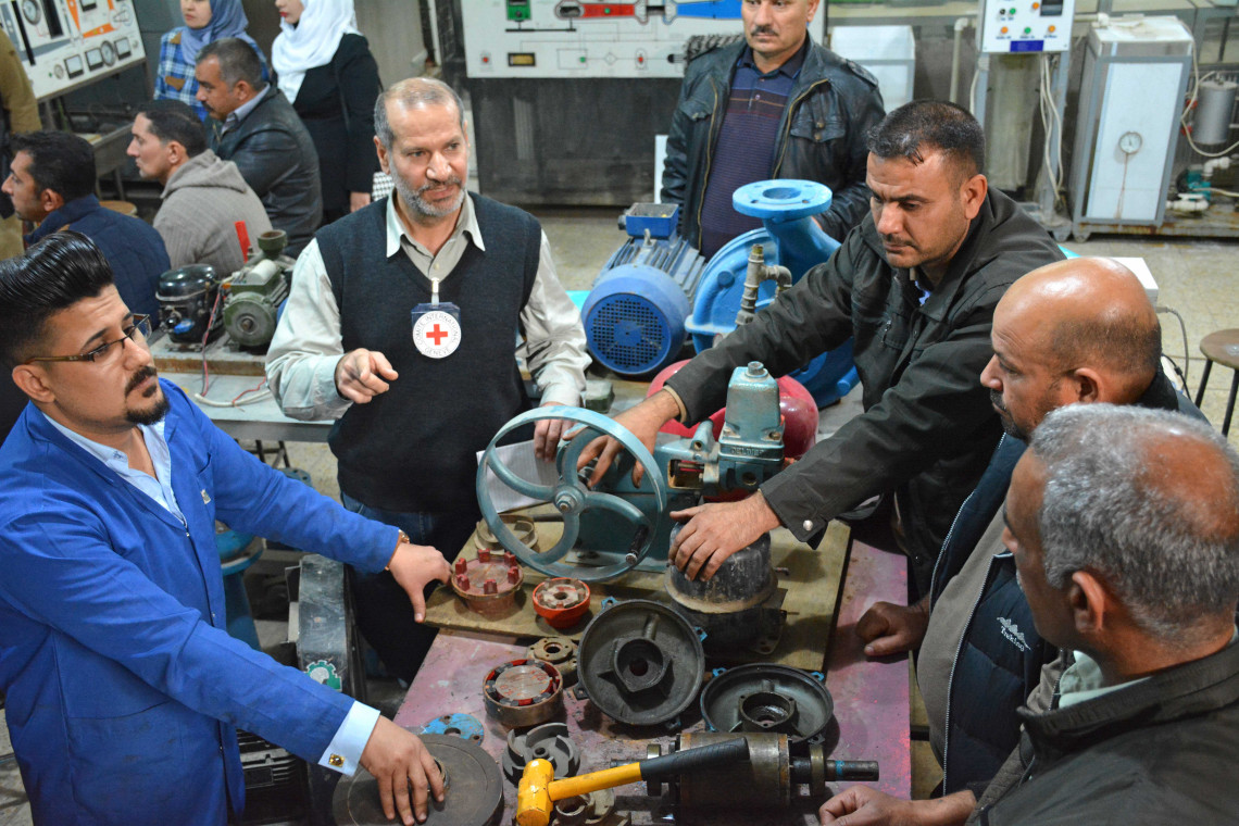 Bagdad, Universidad Técnica. En zonas de conflicto o de posconflicto de todo el mundo, el CICR realiza talleres para ayudar a los técnicos a hacer funcionar las plantas de tratamiento de agua. 