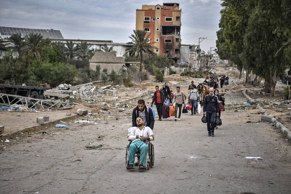 2023年10月25日，加沙城的居民抛下被战火摧毁的街区，逃往加沙地带南部。