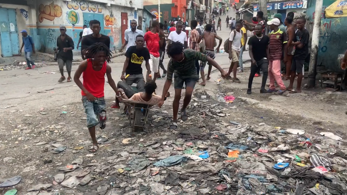 O crescimento expressivo dos grupos armados no Haiti (atualmente são mais de 300), causou uma grave deterioração da situação de segurança, especialmente na capital, Porto Príncipe. Pessoas doentes e feridas tentam chegar aos hospitais por todos os meios possíveis. 
