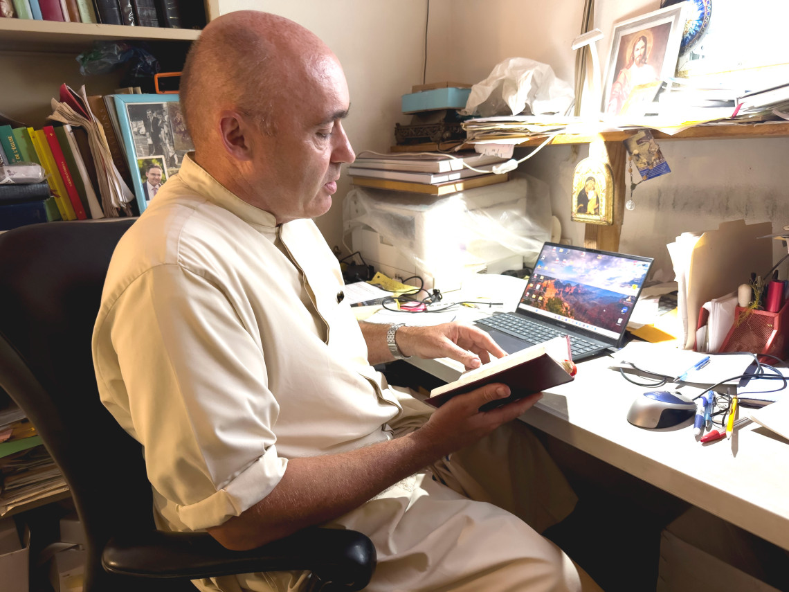 Vater David an seinem Schreibtisch in Brooklyn, Cité Soleil.