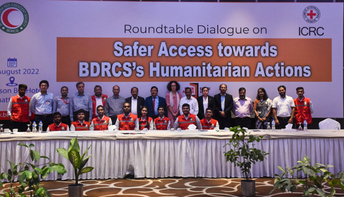 The ICRC and the Bangladesh Red Crescent Society (BDRCS) organized a round-table dialogue in Chattogram on improving safe access for staff and volunteers of the National Society.