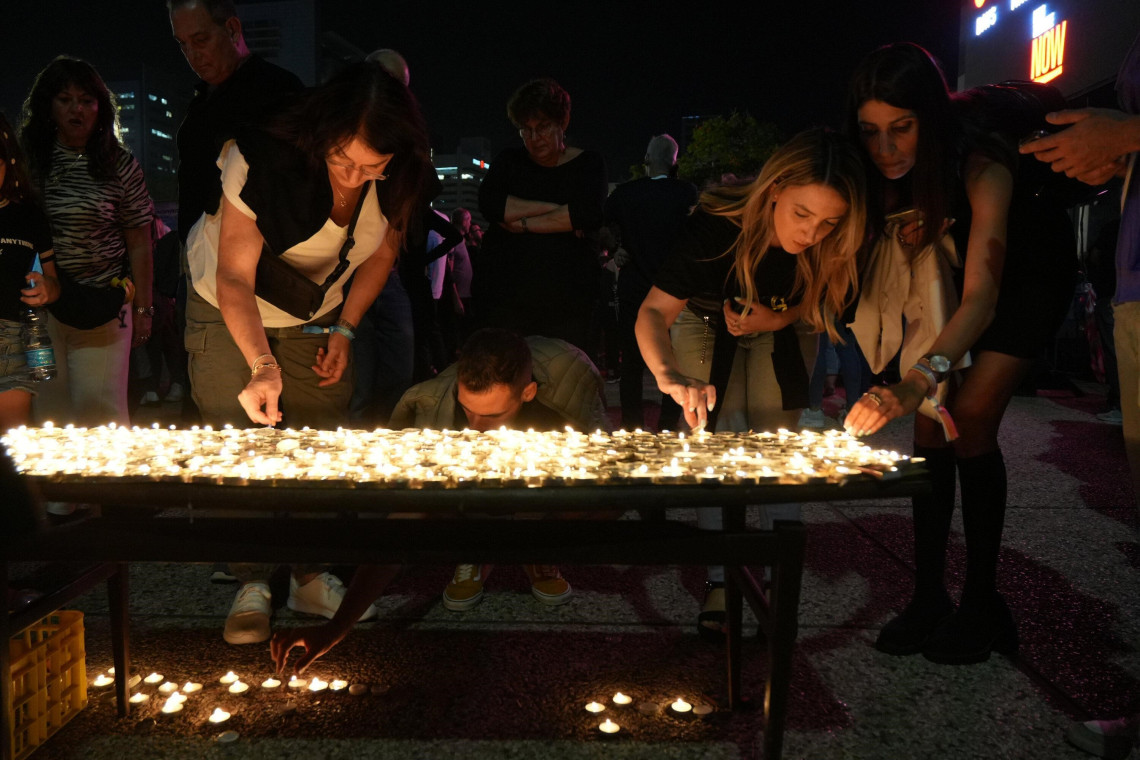 Praça dos Reféns, Tel Aviv. Israelenses acendem velas pelos reféns e para homenagear as vítimas de 7 de outubro. 