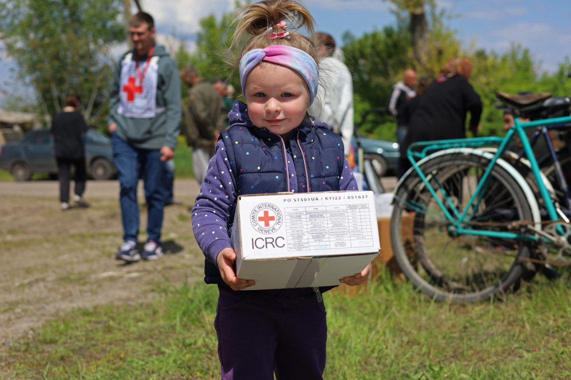 Distribución de alimentos y artículos de aseo en las localidades de Zalyznychne y Nova Hnylytsia en la región de Járkov, en cooperación con voluntarios de la Cruz Roja de Ucrania.