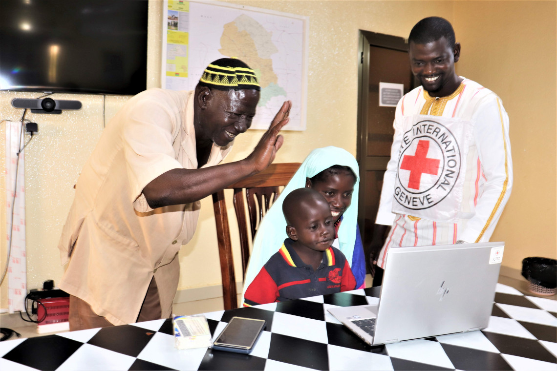 Le CICR a facilité un appel par skype entre deux enfants séparés par leur parents. Les enfants sont à Ouahigouya et les parents à Djibo. l'appel a été fait de part et d'autres des deux Sous délégation du CICR à Djibo et à Ouahigouya.