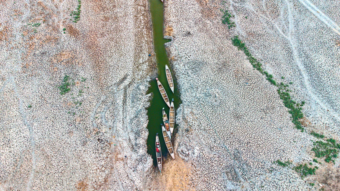 Um drone captura a magnitude do ressecamento dos pântanos em Jabayesh, província de Thi-Qar.