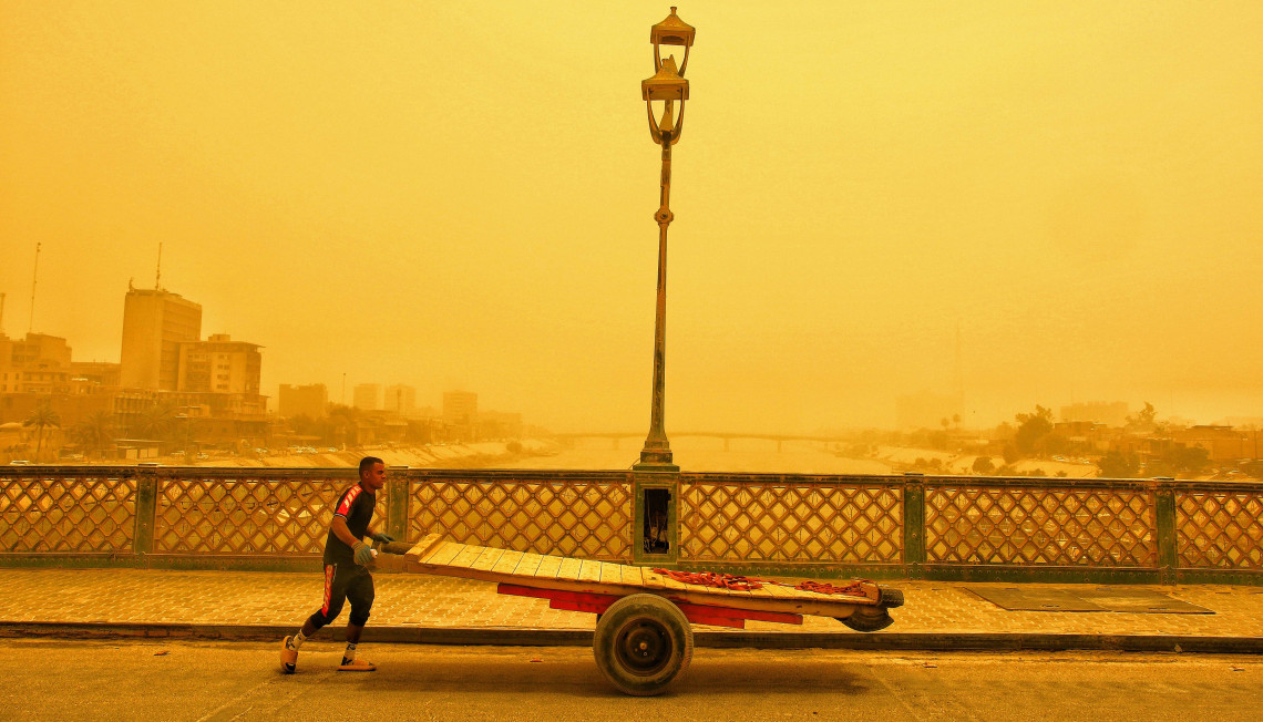 Desde el puente al-Shuhada, el resto de Bagdad, Irak, apenas se distingue a través de la cortina de polvo. En la primavera de 2022, hubo tormentas de polvo cada pocas semanas, lo que provocó el cierre de escuelas y obligó a miles de personas a buscar ayuda médica