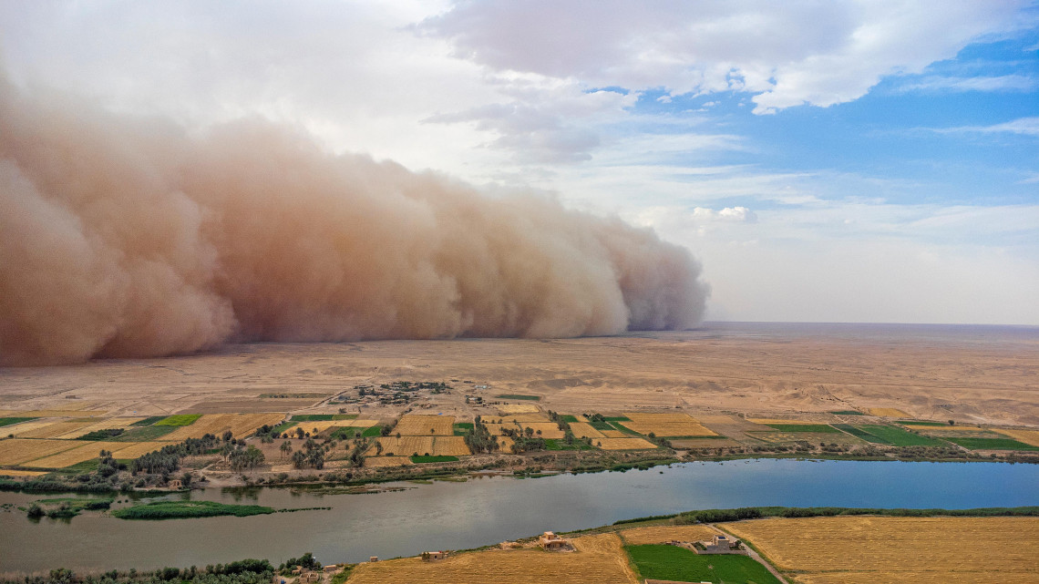 干旱导致这一地区不断荒漠化，形成了大规模的沙尘暴。