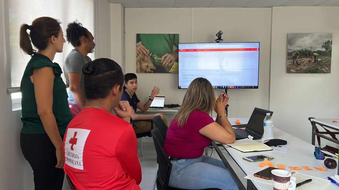 Volunteers of the Panamanian Red Cross and the Dominican Red Cross ready to use the tool “Family Links”. 