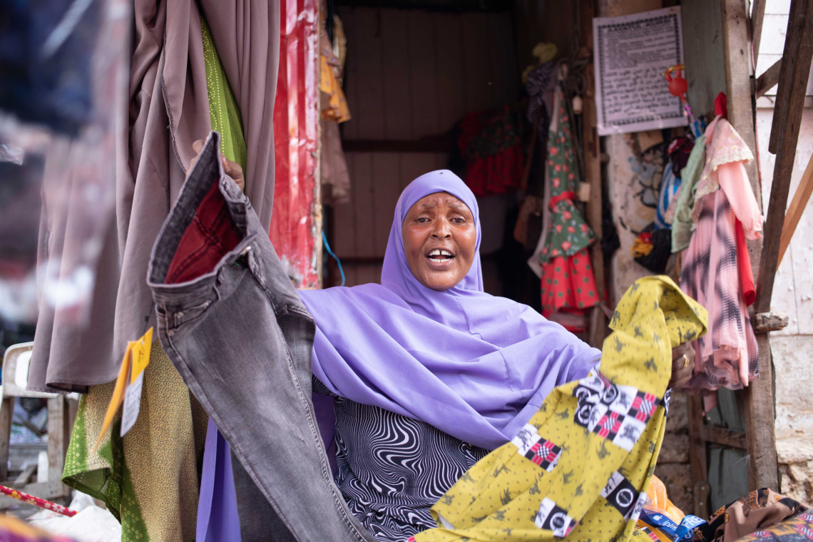 Un magasin de vêtements à Mogadiscio est tenu par une femme qui a reçu une aide financière du CICR.