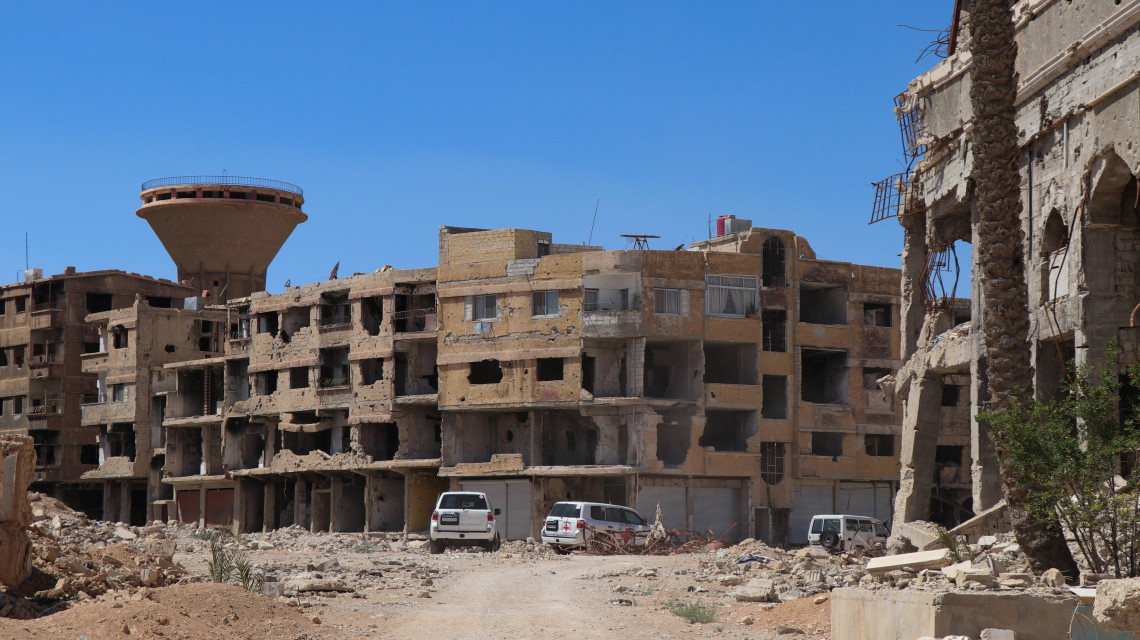 Gouvernorat de Rif Dimashq. Une équipe du CICR chargée de la décontamination des engins explosifs entre à Darayya pour examiner des munitions non explosées avec des collègues du Croissant-Rouge arabe syrien.