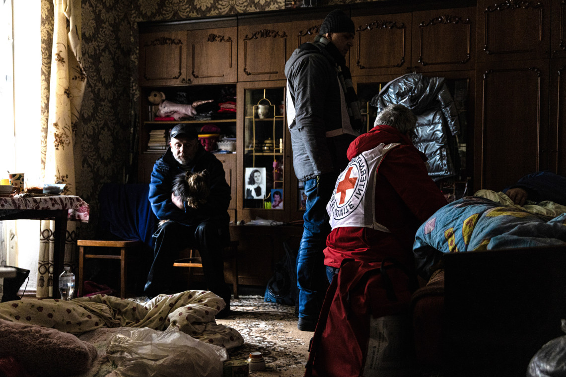 منطقة كييف، بوتشا. فريق من اللجنة الدولية يقيّم وضع زوجين مسنين في بوتشا. مع حلول فصل الشتاء، من المرجح أن يعاني الأشخاص الأكثر استضعافًا أكثر من غيرهم.