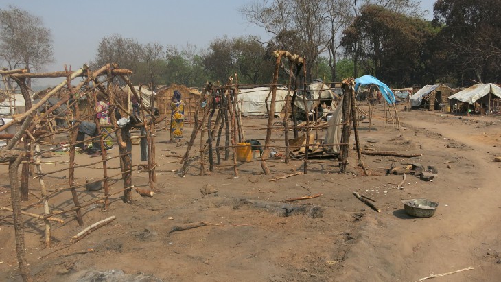 Kaga Bandaro, République centrafricaine. Les déplacés du site de l’Evêché de Kaga Bandaro n’avaient pas un autre endroit où aller après l’incendie qui a ravagé leur site. Ils sont obligés de refaire une fois de plus leur vie sur place dans le dénuement total.