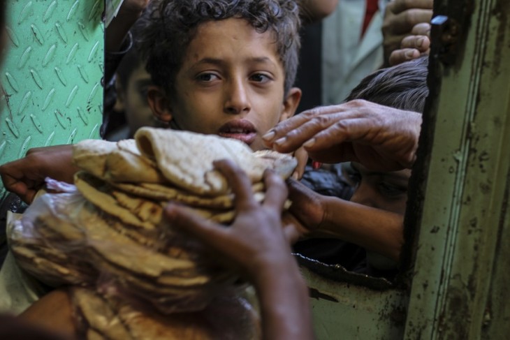 A fome no Iêmen estende-se entre os mais vulneráveis. Estima-se que 1,8 milhão de crianças padecem de desnutrição aguda, incluindo 400 mil sofrendo de desnutrição severa aguda.