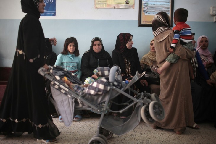 Majmur, Irak. Mujeres hacen fila para atenderse en un centro de atención primaria de salud apoyado por el CICR. Getty Images/CICR/OU, Ed