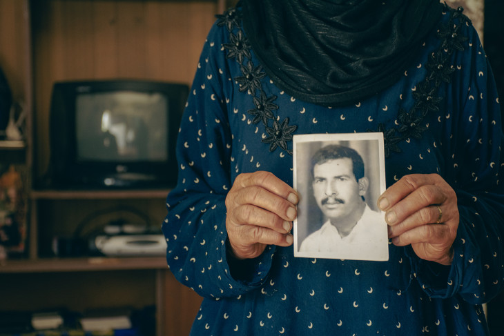 حمدة تحمل صورة زوجها المفقود