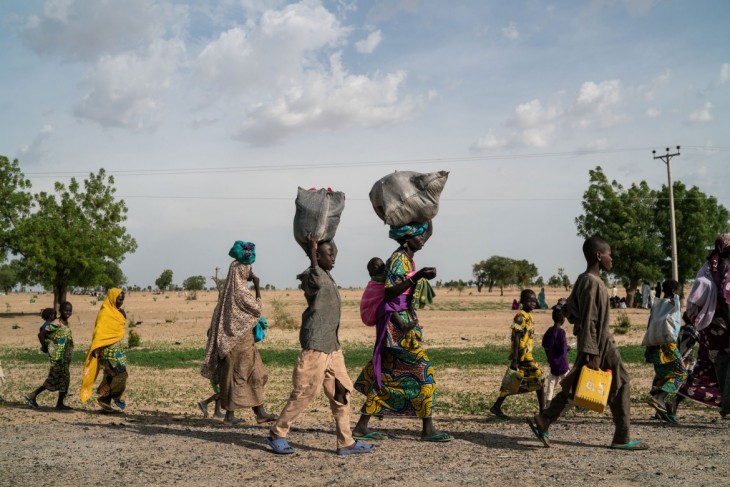 Una familia desplazada de su aldea en Mafa llega a las afueras de Maiduguri. Con escasa comida y agua, la mayoría de estos desplazados caminan más de tres días para llegar a Maiduguri. Mackenzie Knowles-Coursin / CICR