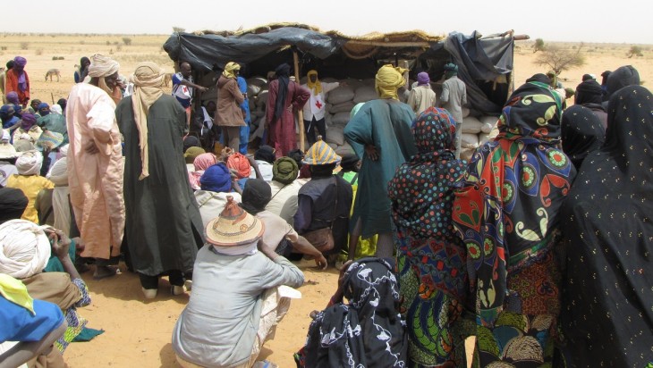 Región de Tillabéry, Kabefo, Níger. Beneficiarios reunidos en un punto de distribución de asistencia humanitaria. CC BY-NC-ND / CICR / M. Abdourahamane