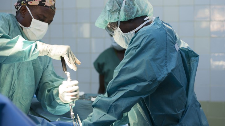 El conflicto en la República Centroafricana: un equipo quirúrgico del CICR opera en la unidad de traumatología del hospital. CC BY-NC-ND / CICR