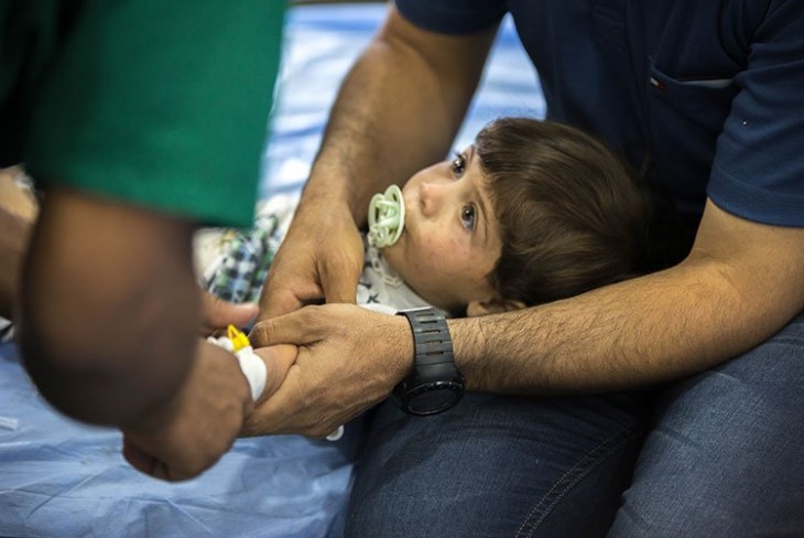 Un pequeño recibe tratamiento en Mosul CC BY-NC-ND / CICR / Ibrahim Sherkhan